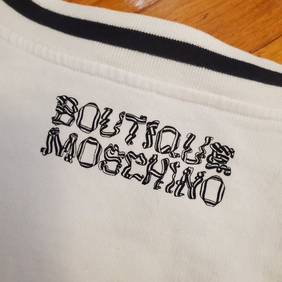Boutique Moschino white & black 3/4 sleeves top. Bow print. Crop. Size 8. - Picture 7 of 11